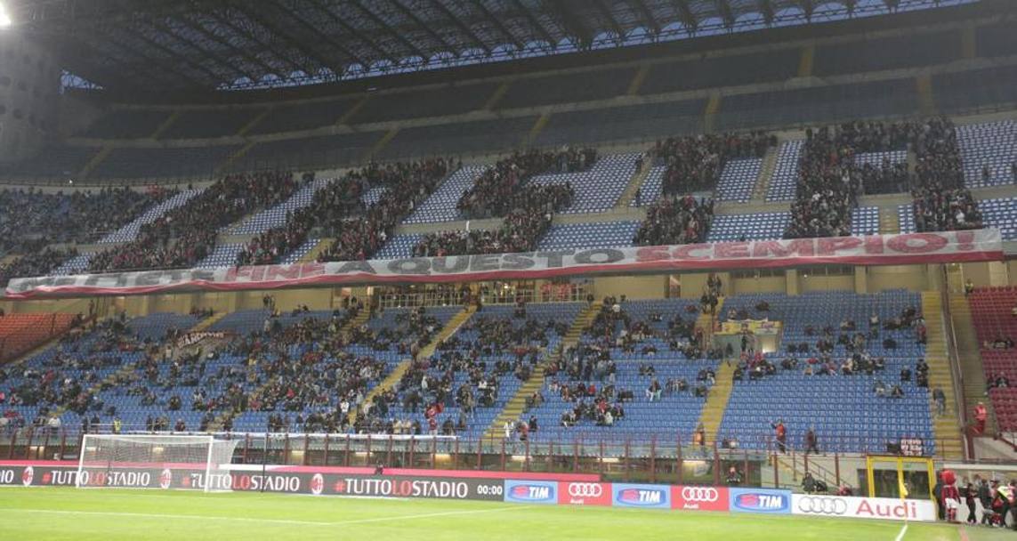 A San Siro prima di Milan-Genoa è andata in scena la contestazione dei tifosi che si sono disposti in modo da comporre una enorme scritta 